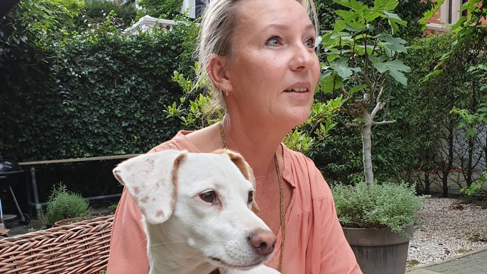 Saskia Noort met hond Lola in de tuin voor Verhuisdieren