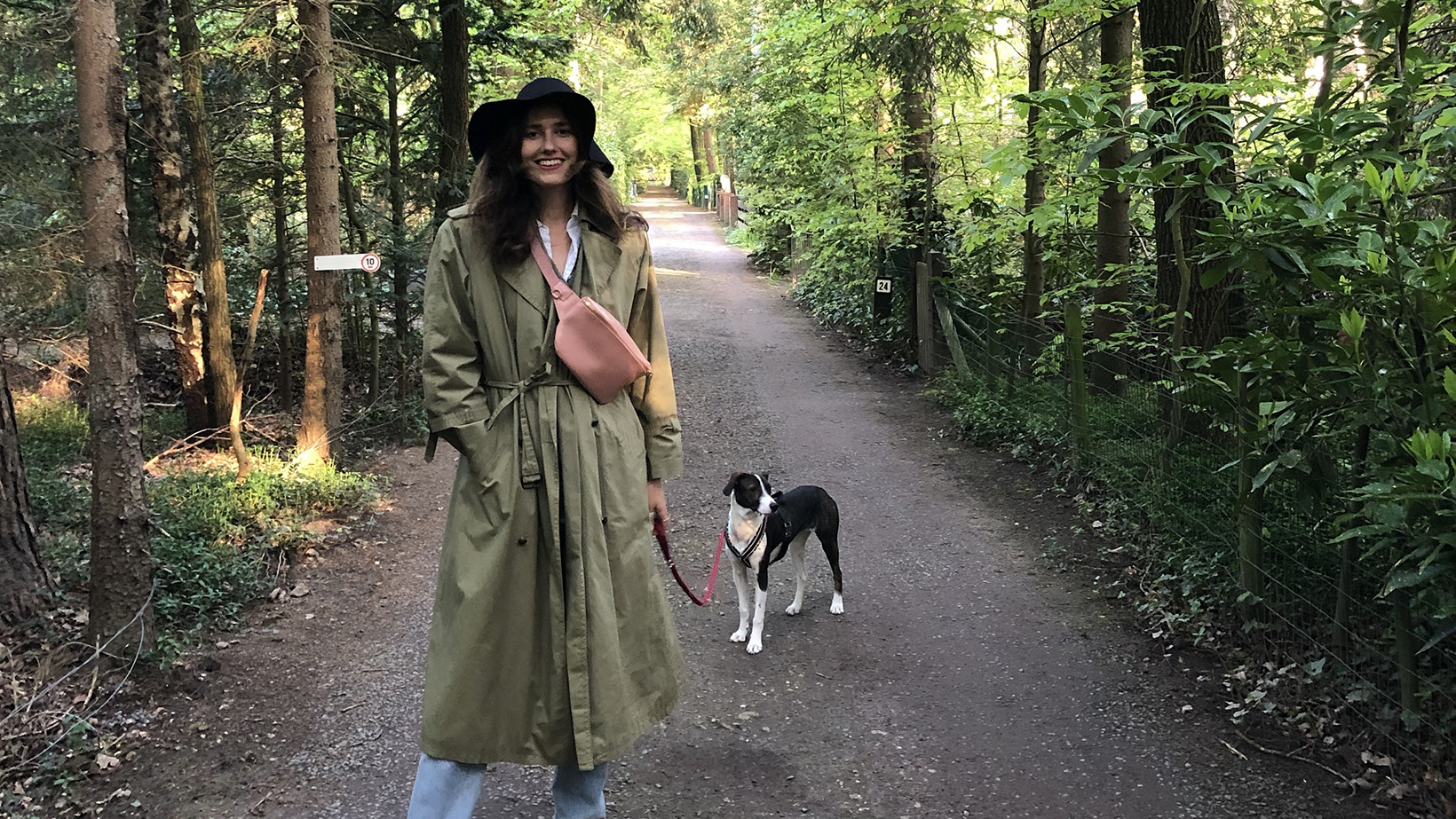 Lisa Stel met hondje Croky in het bos