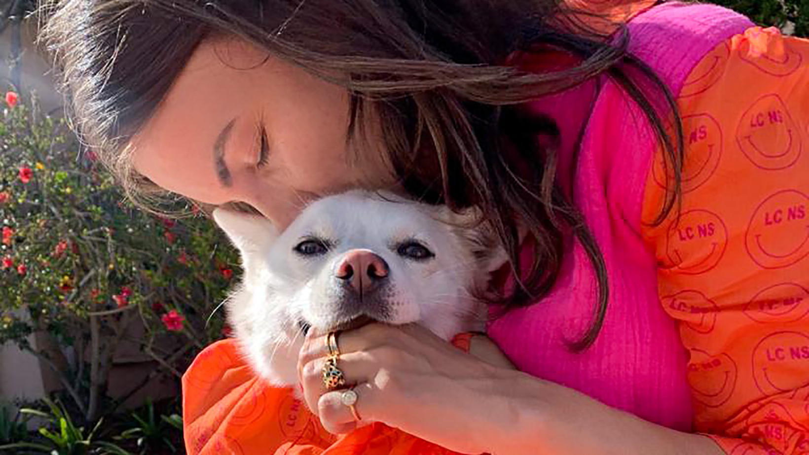 Lizzy van der Ligt knuffelt met hond Kuma