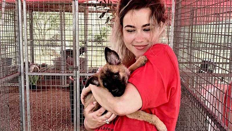 Carre Albers knuffelt met pup in een asiel