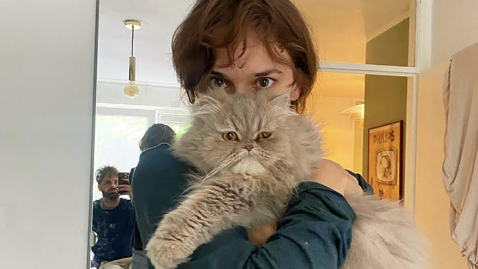 Lize Kopershoek poseert met kat in huis