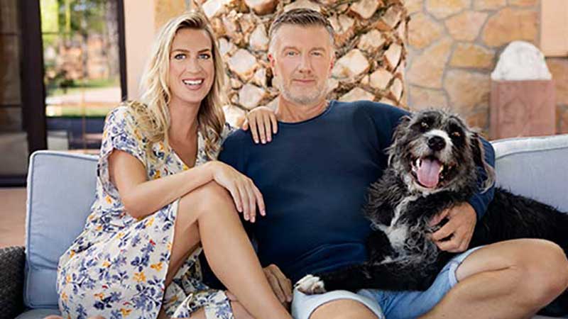 Michael Pilarczyk en vriending Cindy Koeman met hond Mooji op de bank