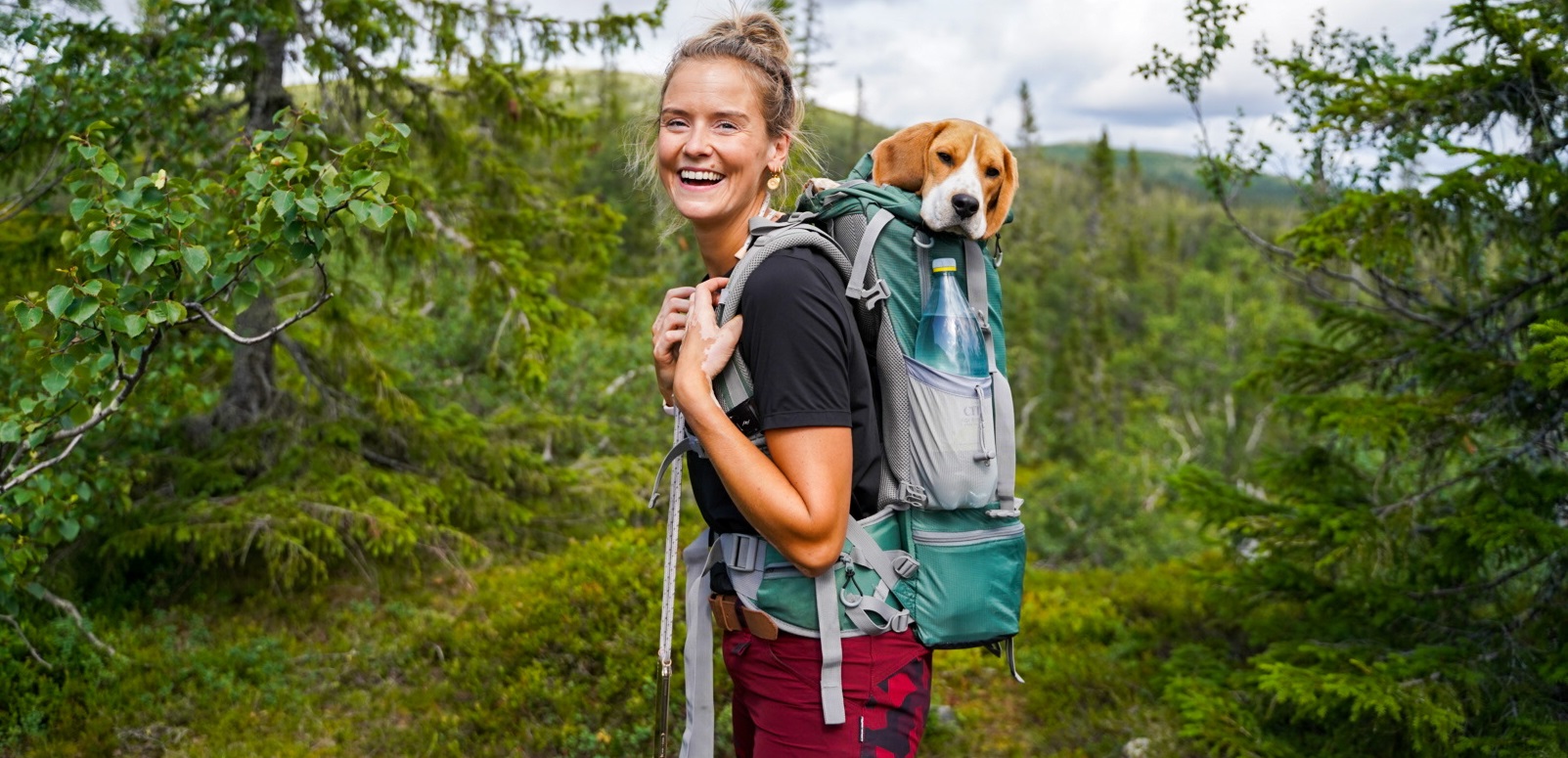 Judith met haar eigen beagle in een rugzak tijdens een hike in de natuur