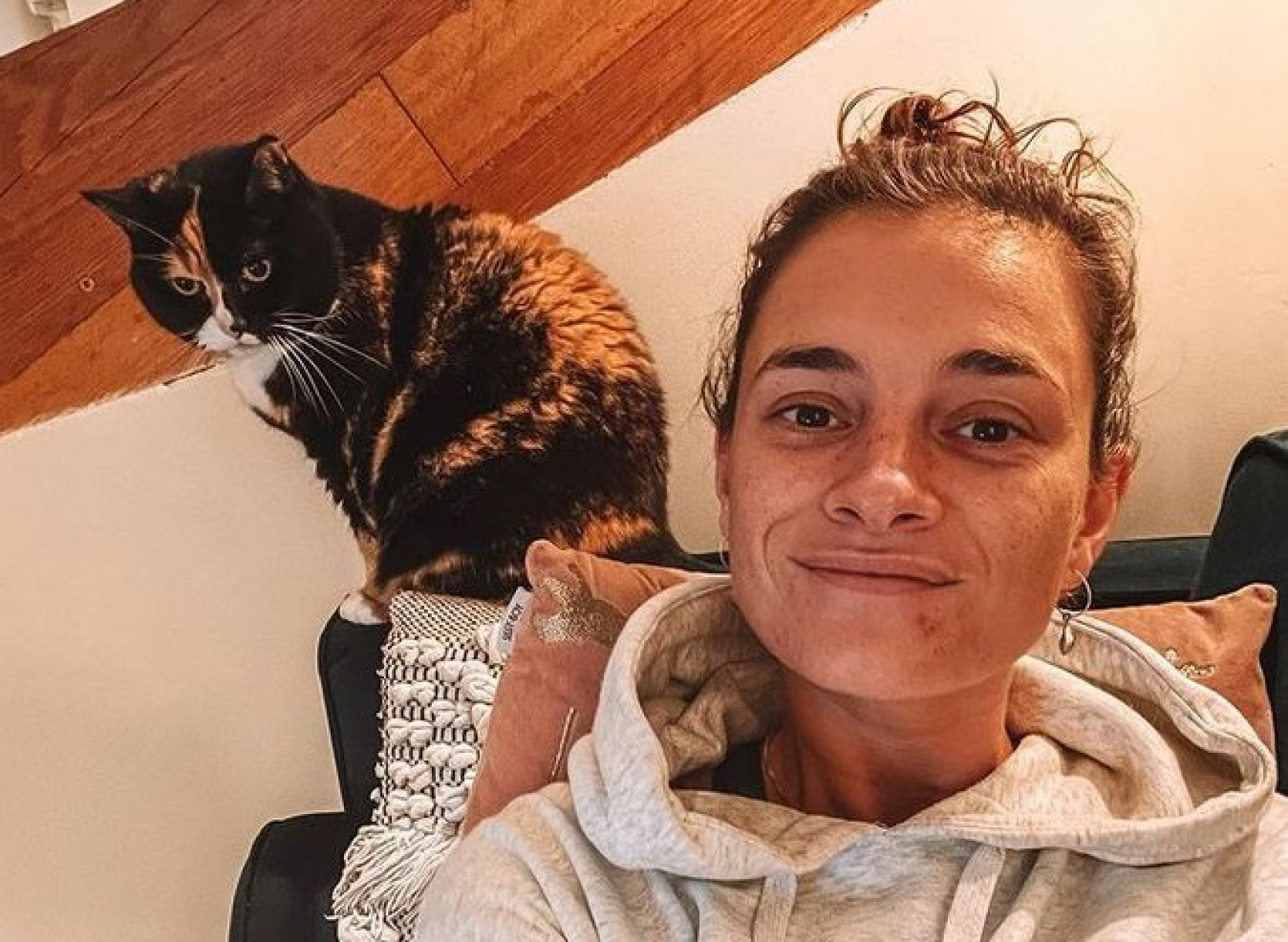 Liesbeth Rasker met haar kat Disco op de bank als ambassadeurs voor Verhuisdieren