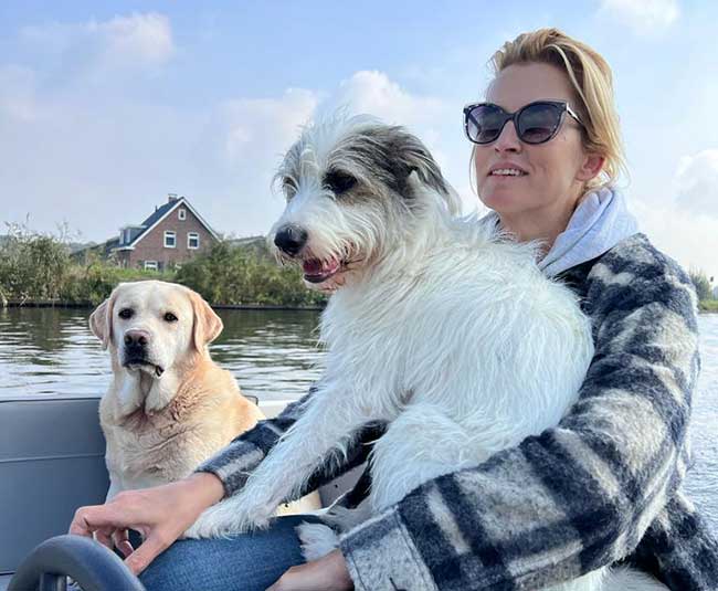Anouk Smulders met honden Ollie en Scoop in de boot
