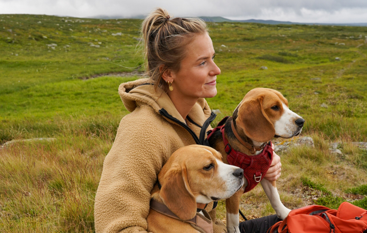 Judith Noordzij met haar beagles in heuvelachtige omgeving