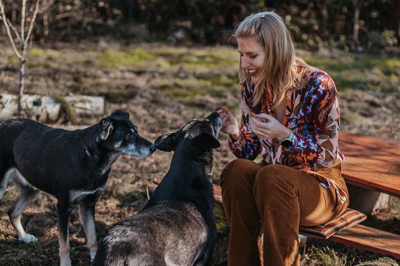 Ellen met Tony en Lu, haar honden